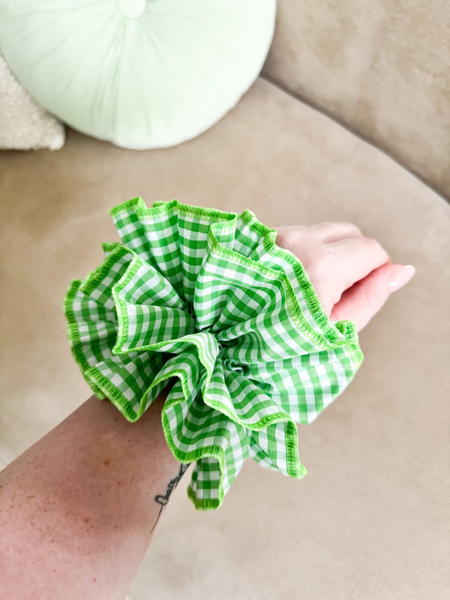 „GRÜN“ XL-Scrunchie mit Gingham-Muster