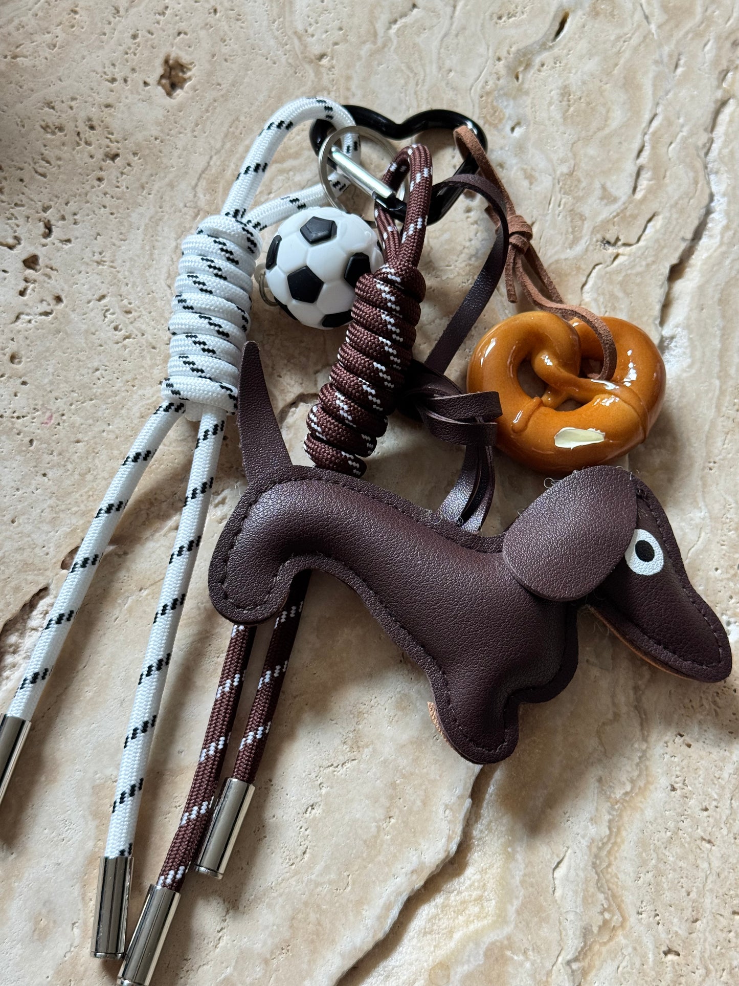 Charm Anhänger „Brezel Dog“