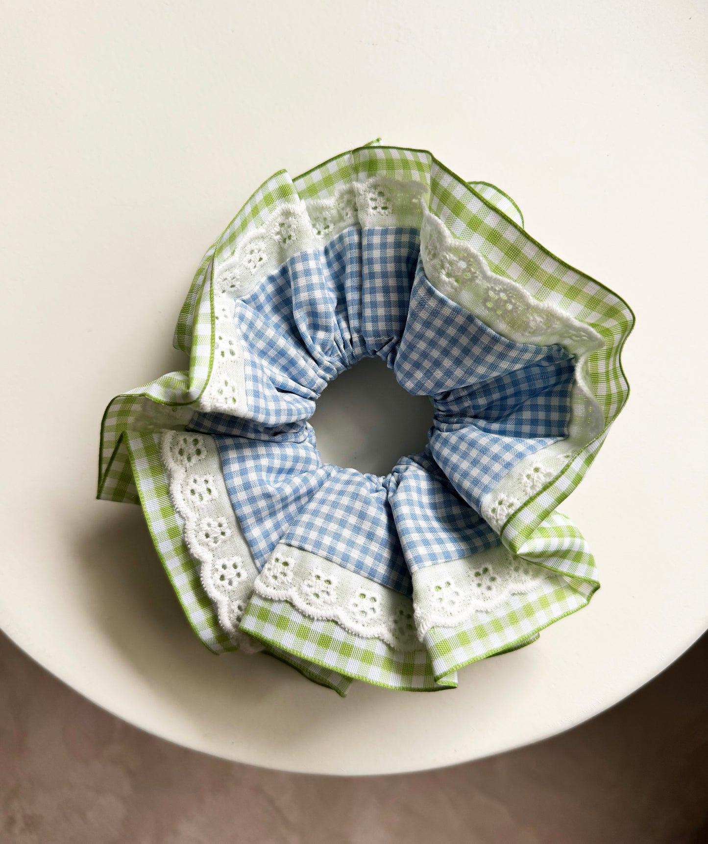 „FRANKIE“ XL-Scrunchie mit blauem Gingham-Muster und grünem Rand