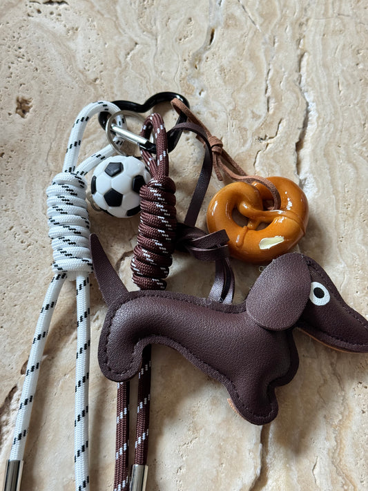 Charm Anhänger „Brezel Dog“