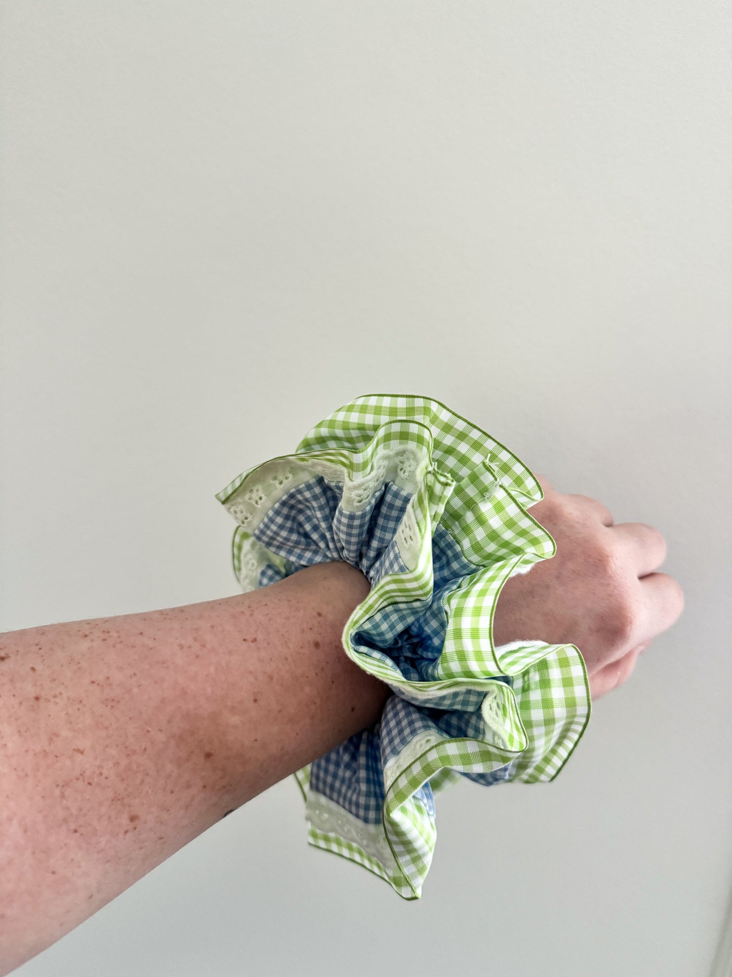 „FRANKIE“ XL-Scrunchie mit blauem Gingham-Muster und grünem Rand