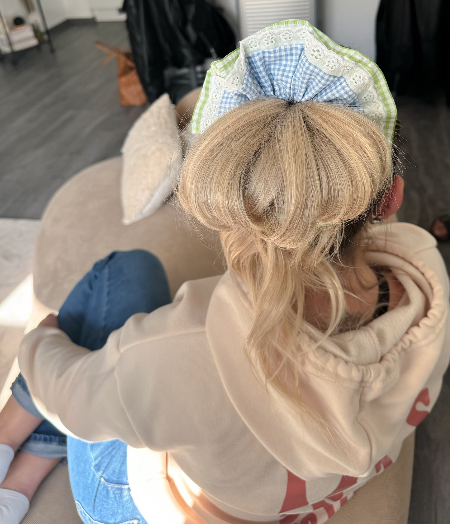 „FRANKIE“ XL-Scrunchie mit blauem Gingham-Muster und grünem Rand